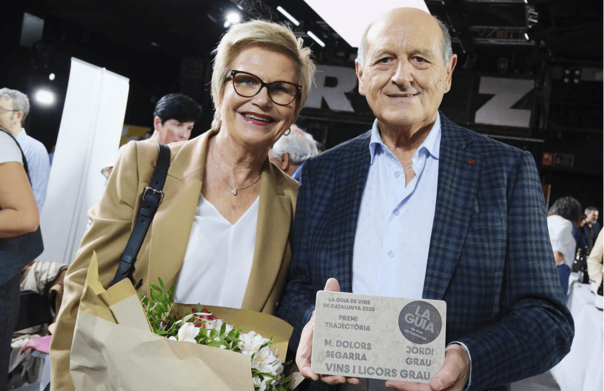 La Guia de Vins de Catalunya remet à Maria Dolors Segarra et Jordi Grau un prix d'honneur : le prix Trajectoire.
